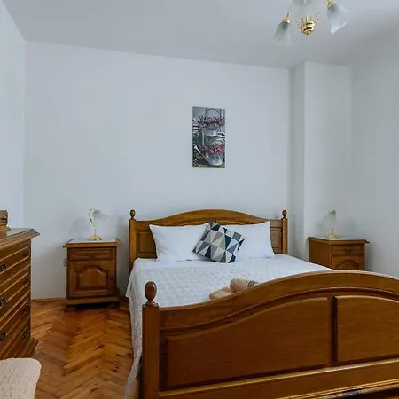 Nyaraló Viktori *